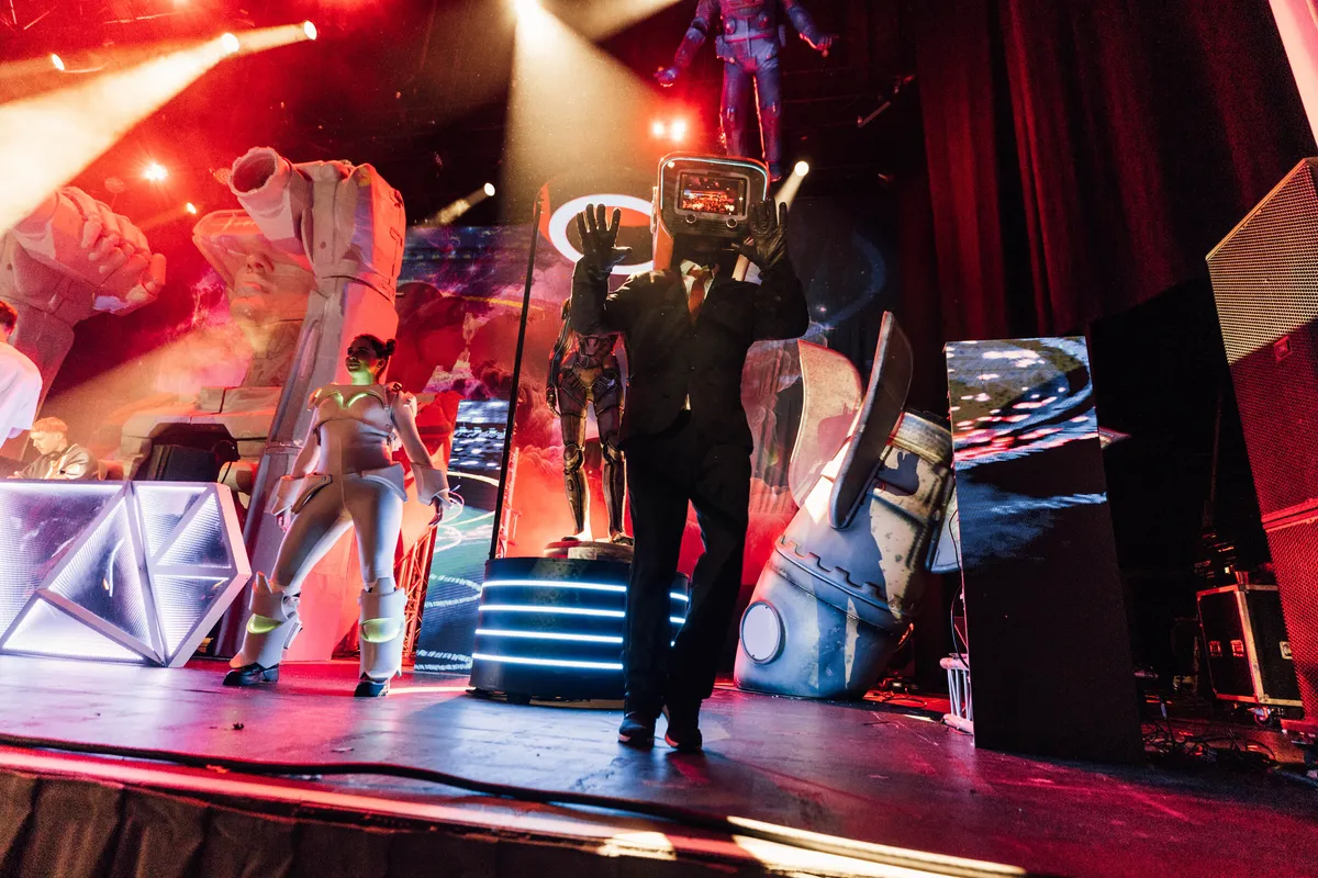 Sci-fi stage production and immersive lighting design