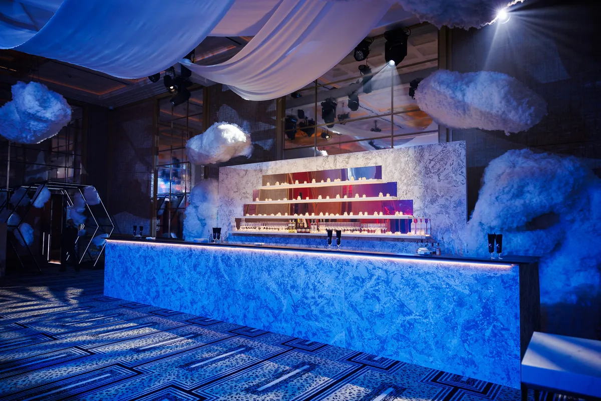 Theatrical immersive tunnel design and production