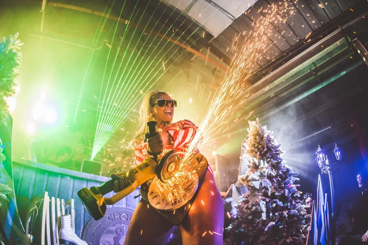 Winter-themed entertainment and acrobatics