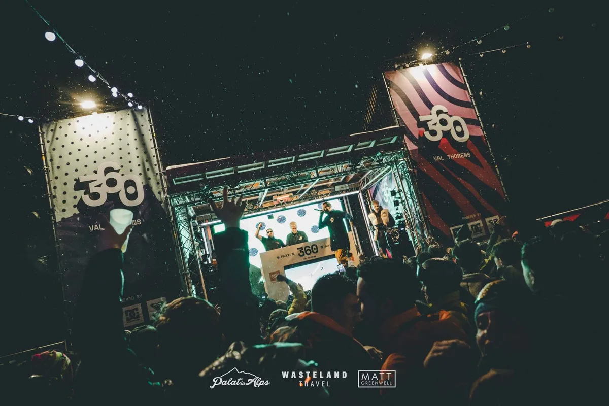 Mountain venue atmosphere and crowd