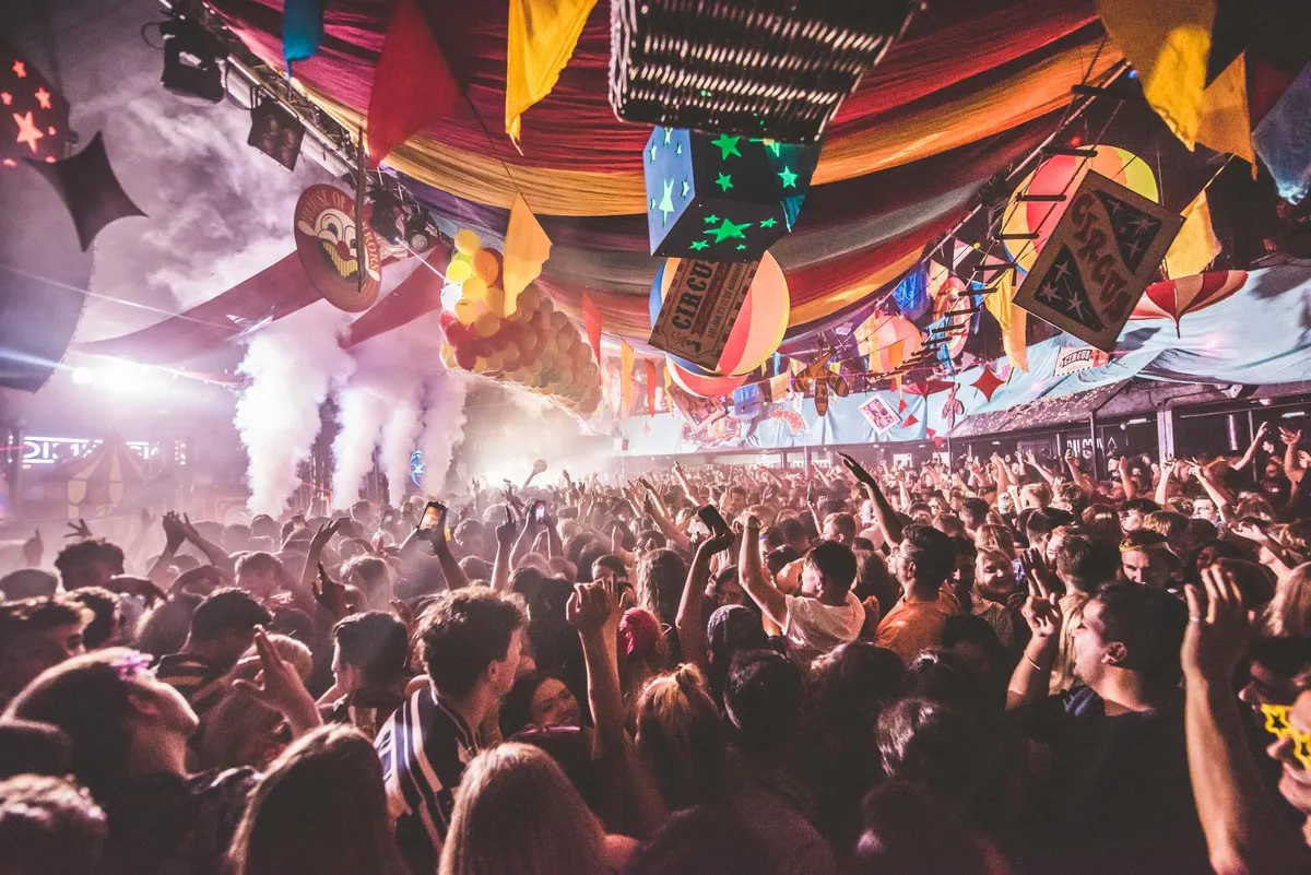 Themed decor and atmospheric production elements