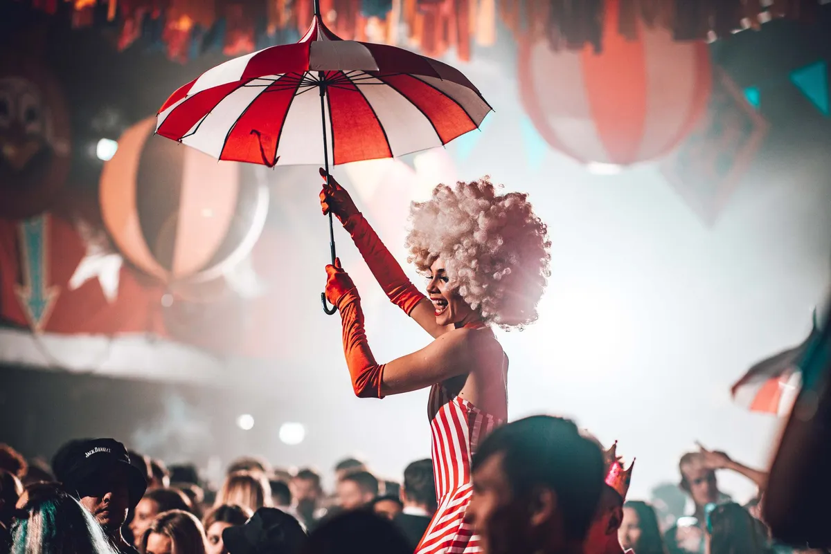 Night-time circus atmosphere and crowd engagement