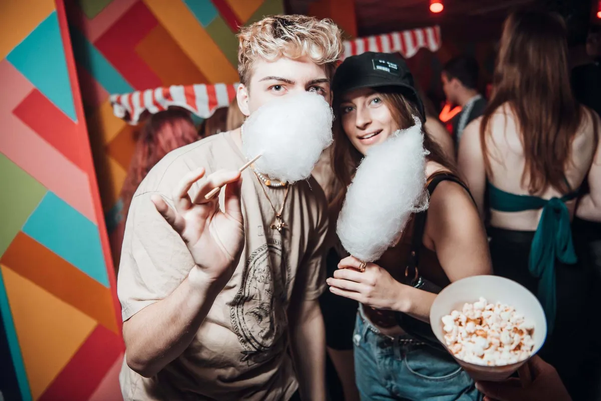 Crowd dynamics at immersive circus-themed night out
